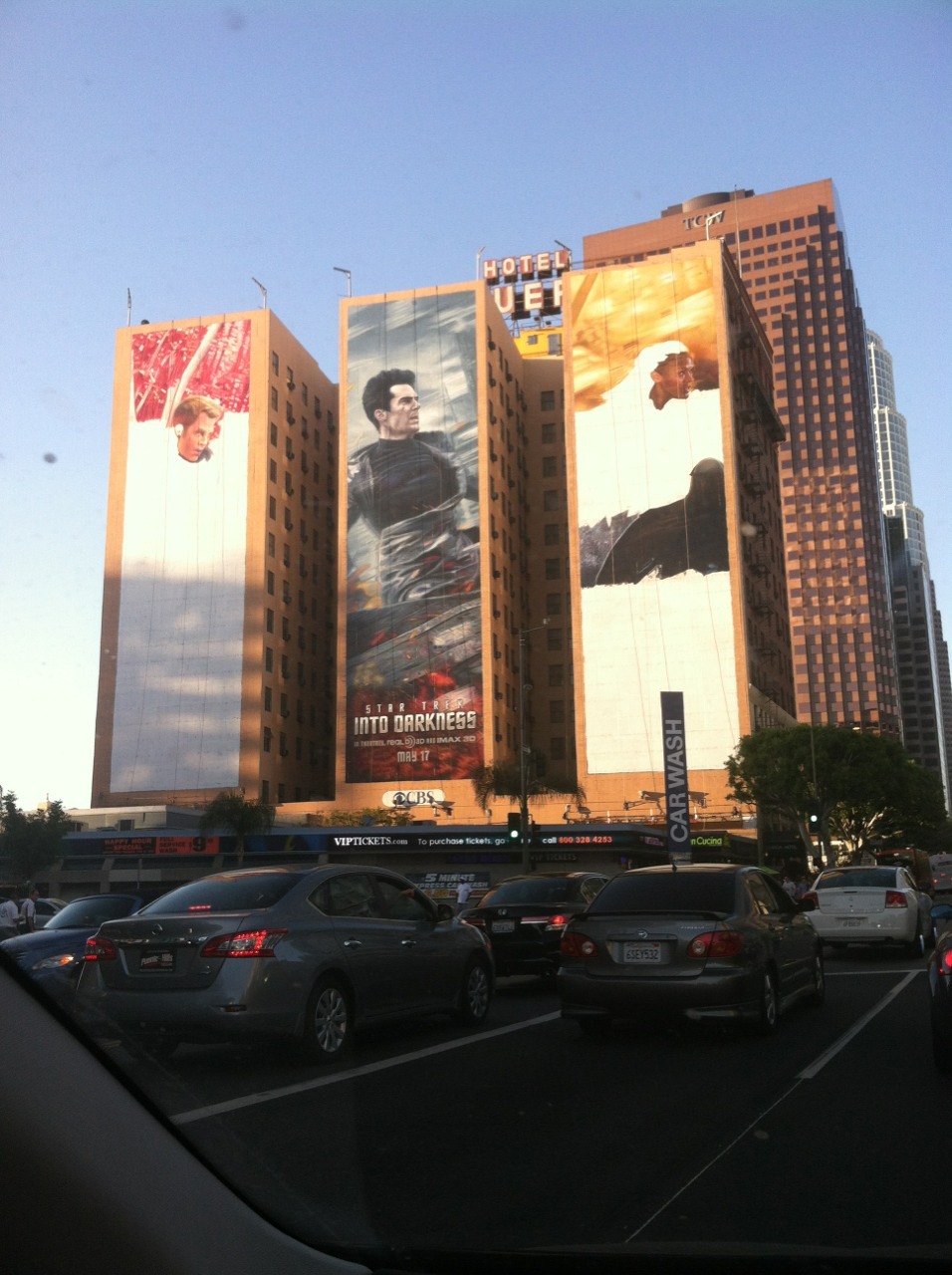warmlightforallmankind:

Saw this beauty on my way home today. Love my city.

*impressed face*