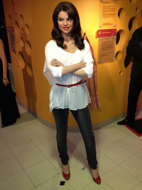 DCWax: @selenagomez&#8217;s wax figure is back at Madame Tussauds Washington D.C. with a fab new look. Check it out!