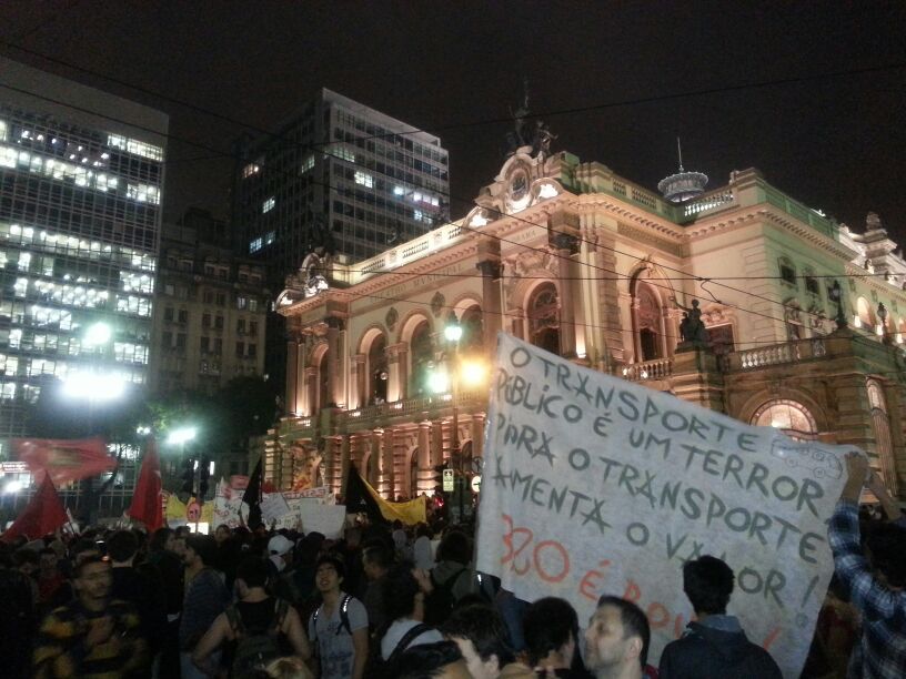 Muitos manifestantes na foto retirada do site oquenaosainatv.com