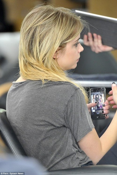 Ashley Benson has a photo of Selena Gomez and Vanessa Hudgens as her screenlock picture. 