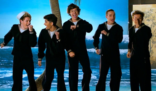 One Direction - Kiss You Premiere