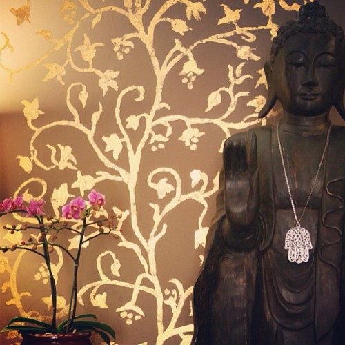 #buddha #orchid #hamsa #necklace #goldleaf #walldecor #india #boho #bohemian #eclectic #style #globalstyle #interior #interiordecor #vignette