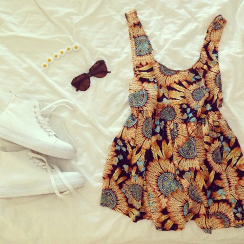 end0cardium:

collarbone—s:

rosywallflower:

outfit for the day ♡

I NEED THAT DRESS I JUST