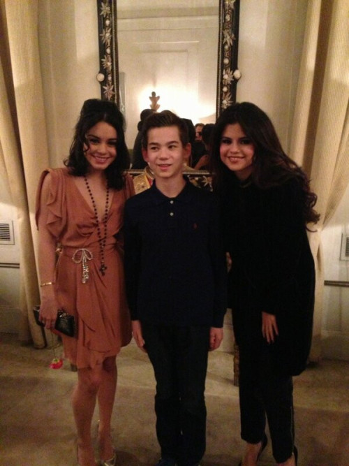 Selena and Vanessa with a fan in Rome. 