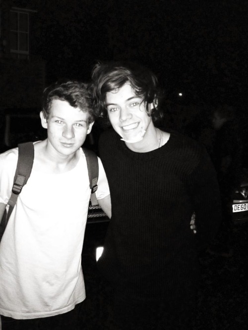 1dupdatesandnews:

Harry with a friend today in Holmes Chapel.
