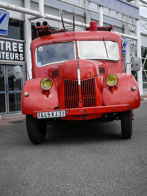 Camion pompiers Ford on Flickr.Un ancien camion de pompiers Ford au salon de l’Auto Rétro de Toulouse en 2011