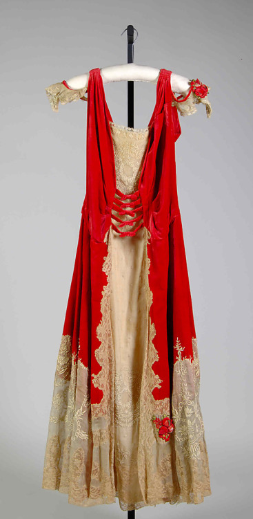 omgthatdress:

Evening Dress
Boué Soeurs, 1918
The Metropolitan Museum of Art