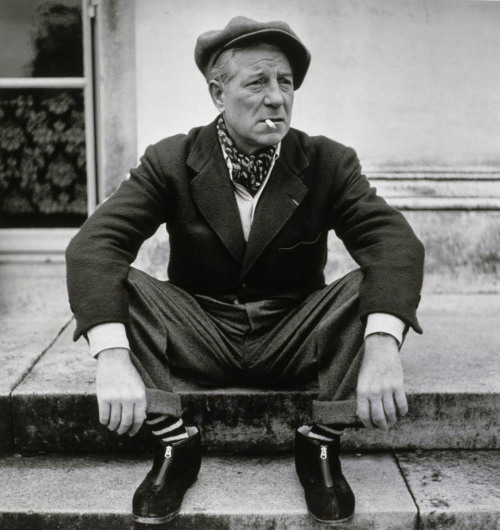 smokedrunk:

Jean Gabin sur le perron de sa maison, décembre 1949.
“Moi, je n’ai pas d’ami. C’est trop fatigant d’être aimable.”  (Jean Gabin)
