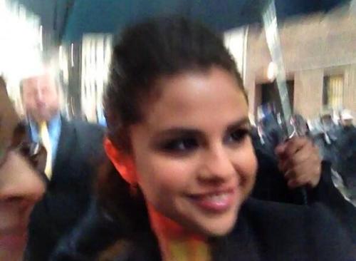A picture of Selena taken by a fan today. (March 18)