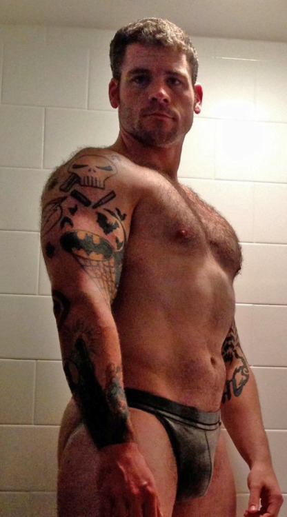 guysthatgetmehard:

more of furfinder showing off his jock - still overdressed though
