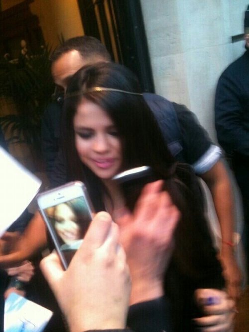  <br /> Selena leaving her hotel a few minutes ago - photo taken by a fan <br /> 