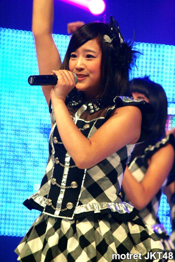 Haruka Nakagawa (Haruka / Harugon @HarukaN_JKT48) JKT48. Star Media Nusantara anniversary TV performance, Jakarta, 16/04/2013.