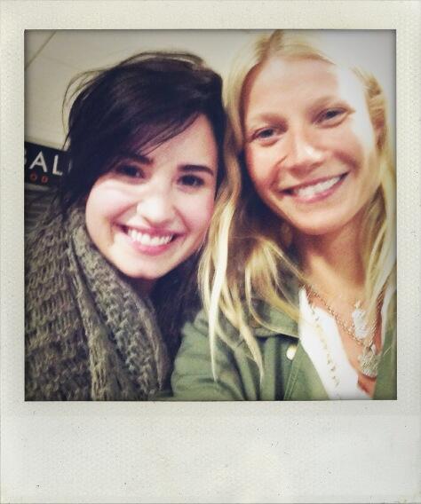
@GwynethPaltrow: @ddlovato Apple! Check out who was on my flight!
