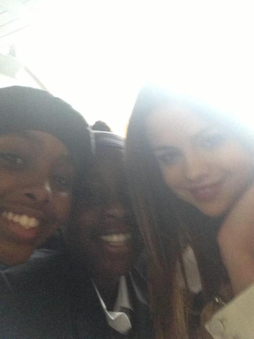 @OMGBieberSoSwag:OMFG I JUST MET SELENA!!! AHHHH OMG IM. CRYING :’). My face is squashed but I’m so grateful.