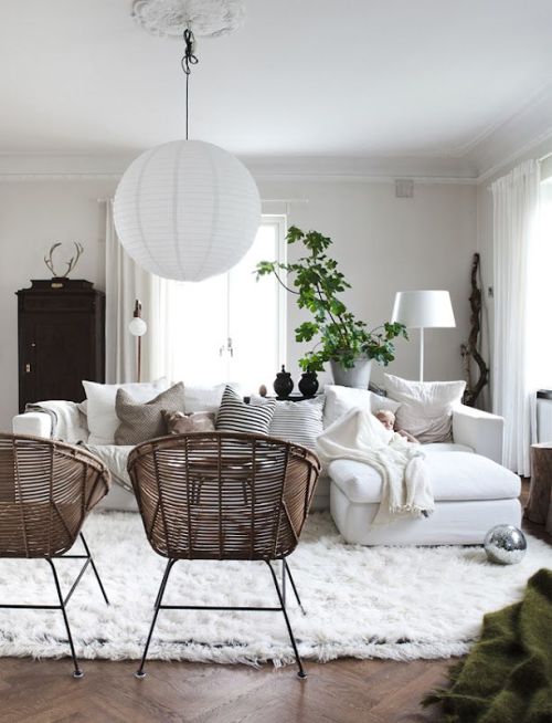 sweetestesthome:

Daniella Witte: LIVINGROOM . A DAY IN JULY…that rug looks like i could just sink into it
