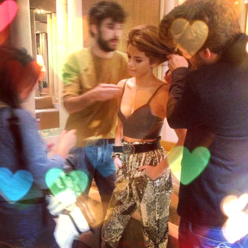 Selena behind the scenes of her photoshoot for ‘Be Magazine’!