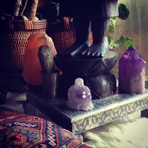 #buddha #buddah #amethystpoint #amethyst #crystal #himalayansaltlamp #lavender #sage #boho #homegoods #bohemian #decor #vignette #interior #interiordecor