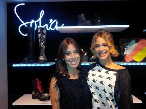 Una foto para nuestras queridas Tinistas!!! @TiniStoessel con @SofiaSarkany en la celebración de #SarkanyUnicenter ♥ 