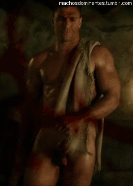 machosdominantes:

El actor Manu Bennett de la serie Spartacus. Todo un macho en la arena.
