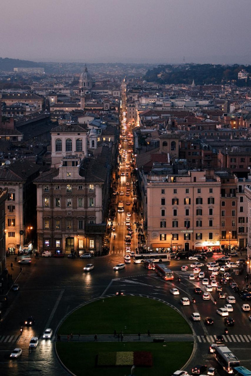 Roma, Itália.  Agora só luzes iluminando a saudade&#8230;voa tapete mágico, voa&#8230;me leva novamente para este lugar lindo&#8230;
