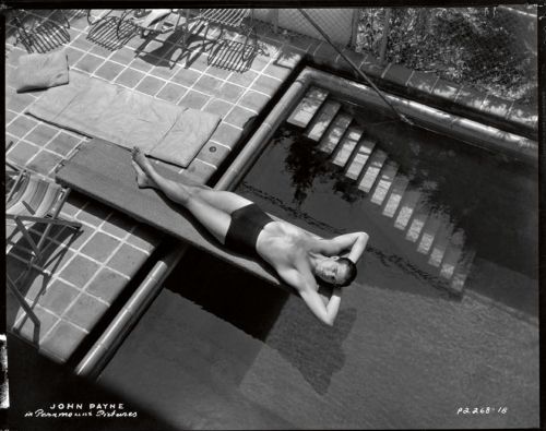 fritzundco:  John Payne at the pool,1945
