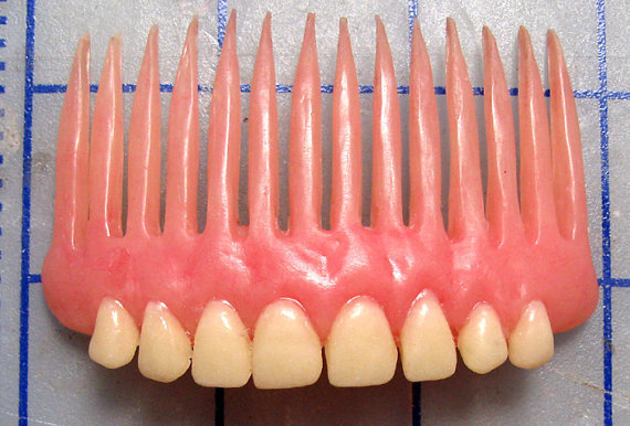 (via Denture Hair Comb single comb by ConcaveOblivion on Etsy)
via　http://boingboing.net/2013/07/08/denture-jewelry.html