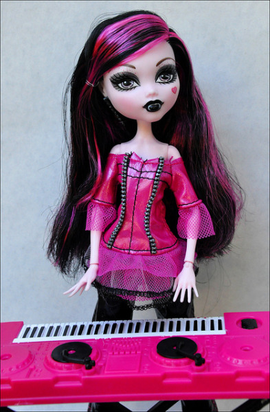 carol29mh:

Monster High Girl Band by Ashbet on Flickr.
Dj Ula D??? Open your eyes Holt Hyde! xD
