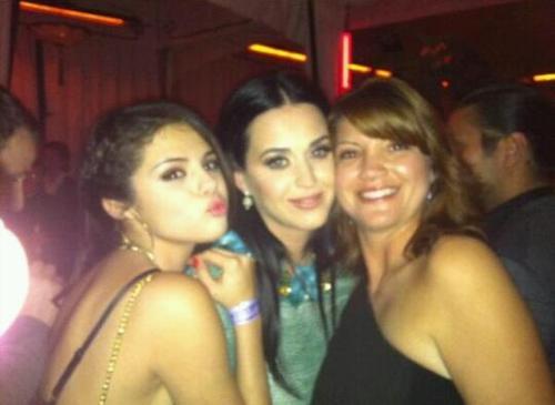@jewelhaji: My aunt just casually hanging out with Katy Perry and my IDOL @selenagomez at the Grammy Party…. #jealous