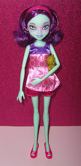 dollienews:

Mary Mourning and Sunny Burns from Jakks Pacific’s Zombie Girls.
They use the same body as the Winx Club dolls.
Photo’s belong to Venivididolli, and more information can be read at her Flickr.
