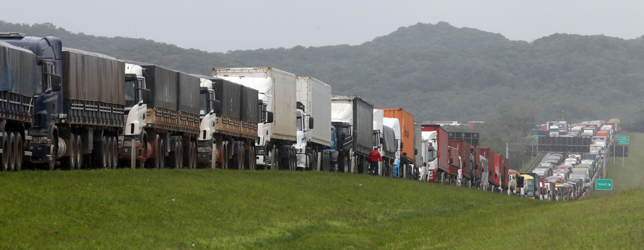 Congestionamento de caminhões na rodovia dos Imigrantes e na Interligação com via Anchieta com destino ao Porto de Santos. Foto SERGIO CASTRO/ESTADÃO