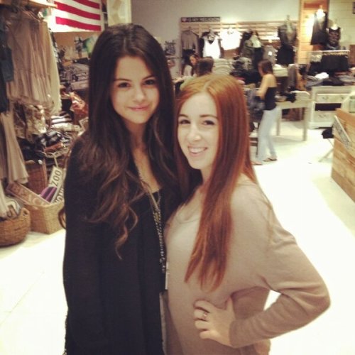 Selena and a fan in Los Angeles on one of her favorites mall: Topanga Mall!