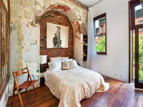 bed in an arched nook (via Miss Design)
