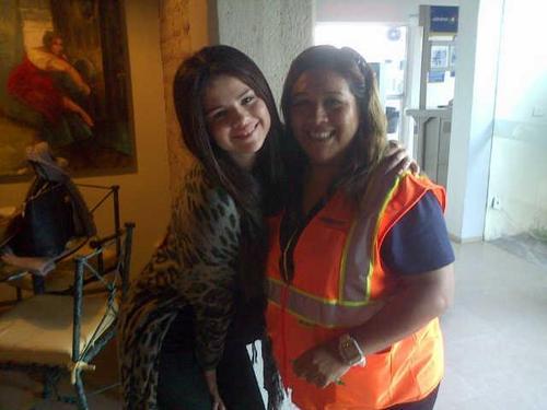 
Selena with a fan at her hotel in Puerto Vallarta, México.

