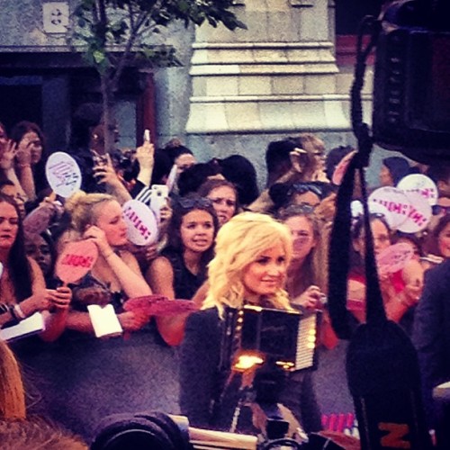 Demi taking pictures at MMVA&#8217;s red carpet