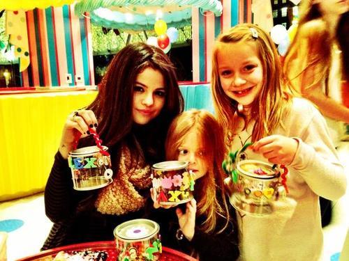 @selenagomez: I always end up at the kids table :) @unicefusa dessert party.