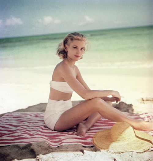 bohemea:
Grace Kelly
So elegant! And gosh, I love her swimsuit, hat and towel. I would love to remake this picture.