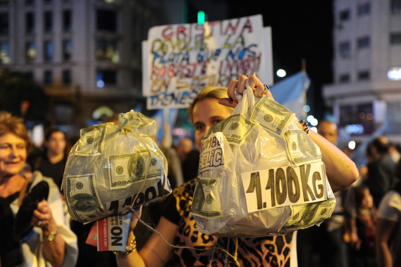 Una manifestante contra la corrupcin gubernamental el 18A en la Ciudad de Buenos Aires. (Néstor Sieira)