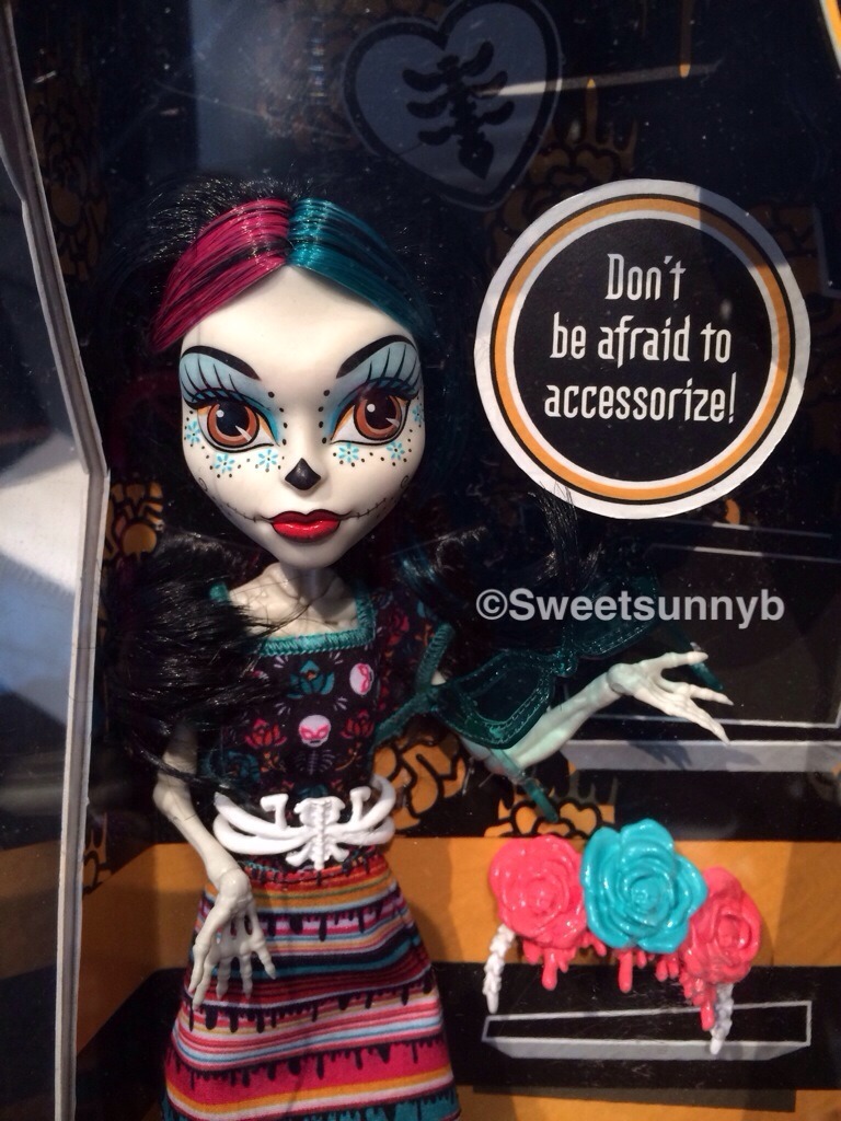 sweetsunnyb:

Skelita with accessories

