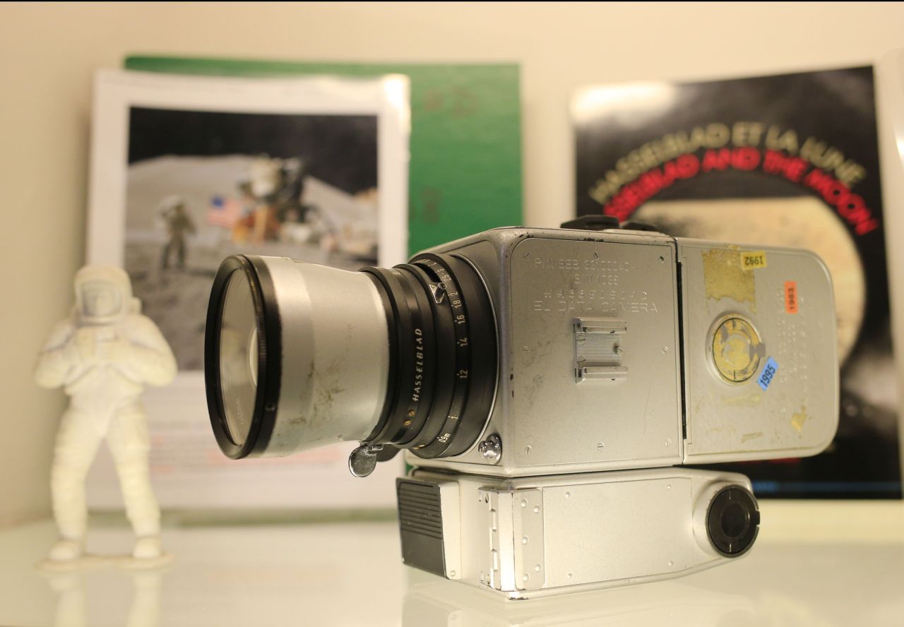 La cámara Hasselblad 500EL utilizada por el piloto Jim Irwin del módulo lunar APOLO, de la NASA,  modelo 1968,  es exhibida antes de la subasta en la galería Westlicht de Viena, Autria, el 21 de marzo de 2014. El precio base en la subasta es de 80.000 euros. (AFP / ALEXANDER KLEIN)