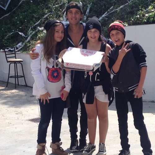 
@beaupeterbrooks: Our little buddies came to chill and brought us pizza. Sorry the hoop was broken guys.
