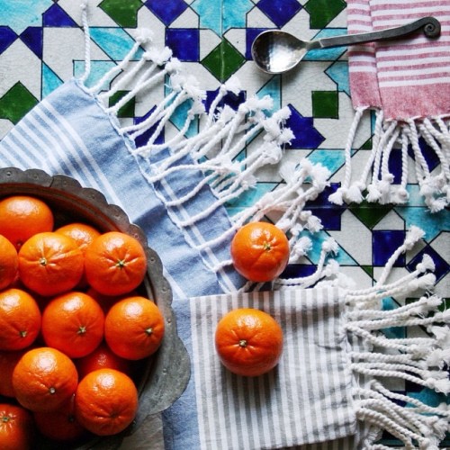 I am #obsessed with these #beautiful #kitchen #towels from @homegoods and @tjmaxx&#160;! #fringetowels #foutatowels #fouta #bathroom #turkishtowels #decor #interiordecor #clementines #fruits #colors #syriantiles #antique #turkishbowl #love