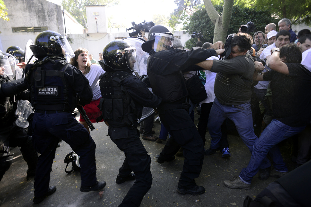 Represión en el Borda: empleados y periodistas heridos con balas de goma. (Pepe Mateos)