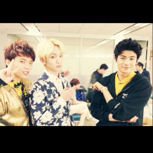 [Photo]  Key’s Instagram Update 130331 #3 - 
congratulations namu&#160;!! from hyungsik &amp;bumkey (guess who is that boy behind us )
Credit; bumkeyk
[Photo] Key’s Instagram Update 130331 - http://bit.ly/16pegVm
 [Photo] Key’s Instagram Update 130331 #2 - With Minho&#8217;s feet - http://tmblr.co/ZGt9AyhYANKU