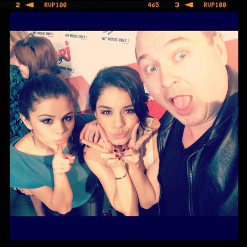 New Picture of Selena with co-star Vanessa Hudgens and a fan at the conference