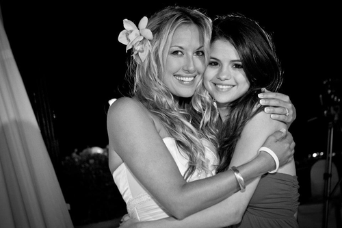 A new picture of Selena and Shannon Larossi from when Selena attended her wedding in Cabo San Lucas, Mexico. (December 8, 2011)