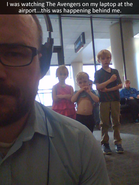 &#8220;Estaba viendo Los Vengadores en mi portátil en el aeropuerto&#8230; esto estaba pasando detrás de mí.&#8221;