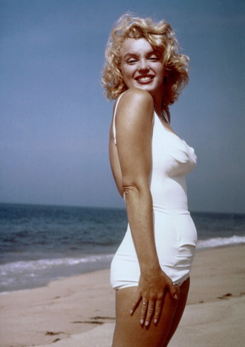 perfectlymarilynmonroe:

Marilyn photographed by Sam Shaw, 1957.