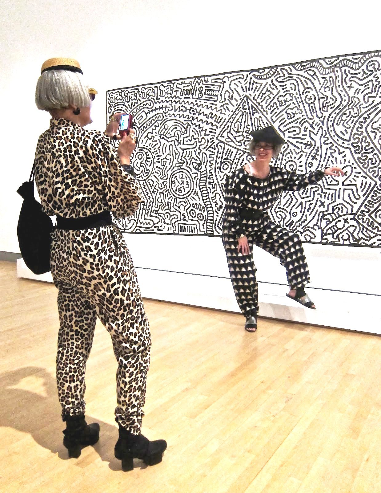 123artblog:

i always wanted to dress up like fullbody as an leopard and go to moma and have photo fun in front of artworks with my twin..

