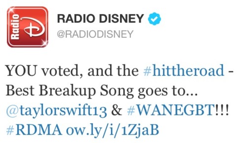 wishingitwasyouinstead:

Taylor won an award at the Radio Disney Music Awards!