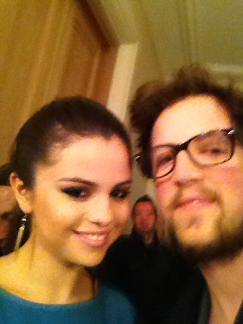 jusgohollywood:

Selena and a journalist